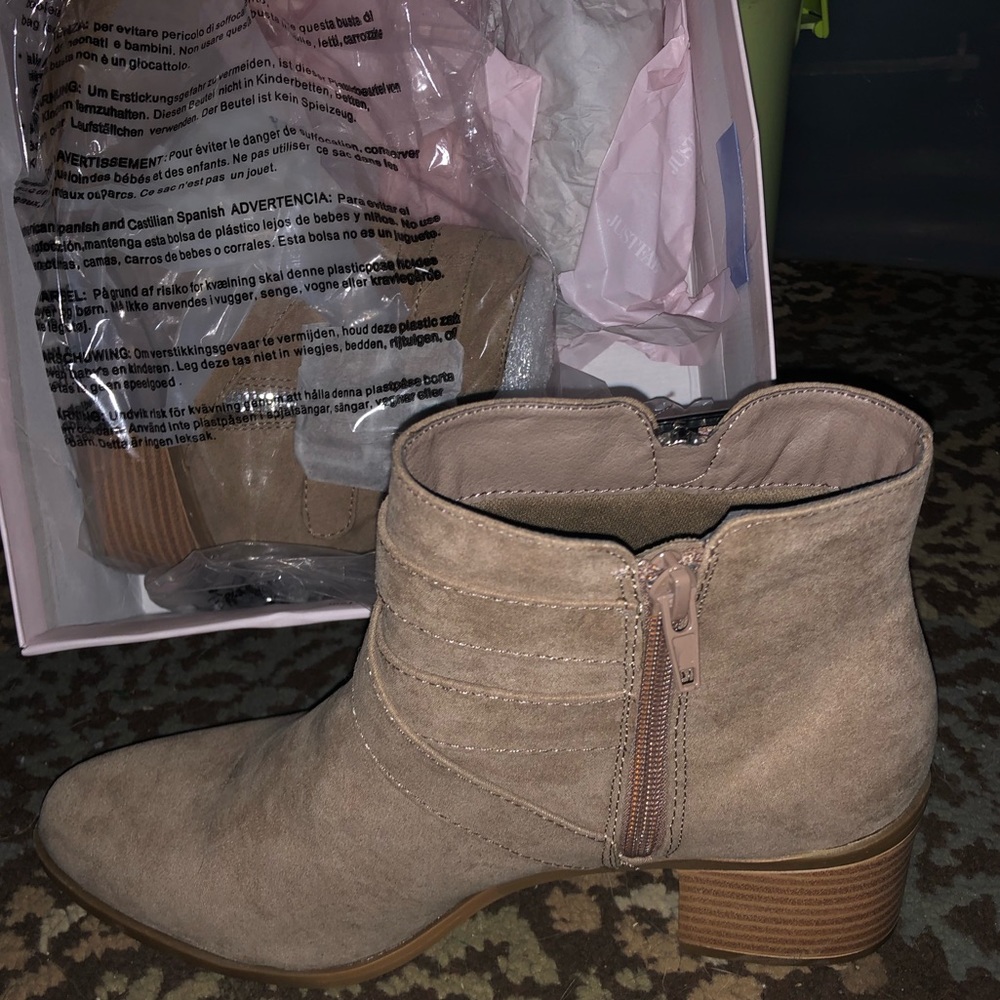 NWT- Valerie Block Heel Buckle Bootie sz 8 in box